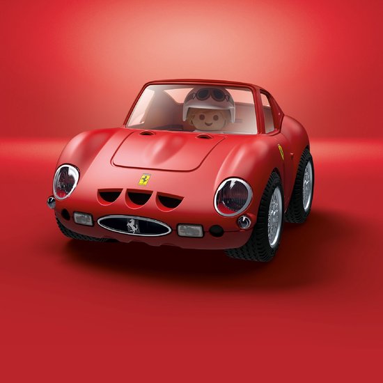 Playmobil Ferrari 250 GTO speelgoedauto met zittende bestuurder op rode achtergrond.