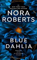 Boekomslag van Nora Roberts 'Blue Dahlia', deel één van de 'In the Garden' trilogie, met een close-up van een blauwe dahlia met oranje hart.