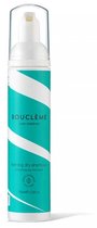 Fles met teal- en witte spiraalvormige strepen voor droogshampoo met een witte dop.