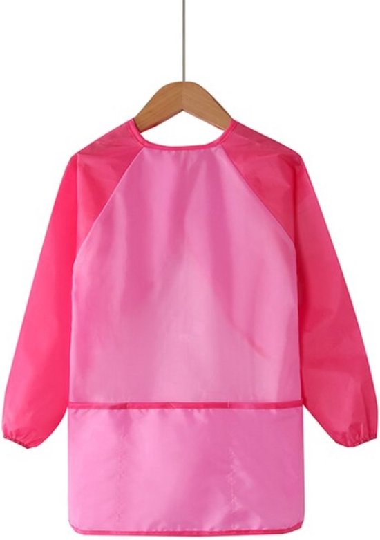Roze kliederschort voor kinderen, met lange mouwen en een voorvak. De kleur loopt van lichtroze op de borst tot felroze aan de zomen en mouwen.