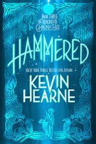 Boek omslag: "Hammered" deel drie van "The Iron Druid Chronicles" door Kevin Hearne, met blauwe en witte runen en een krijger.