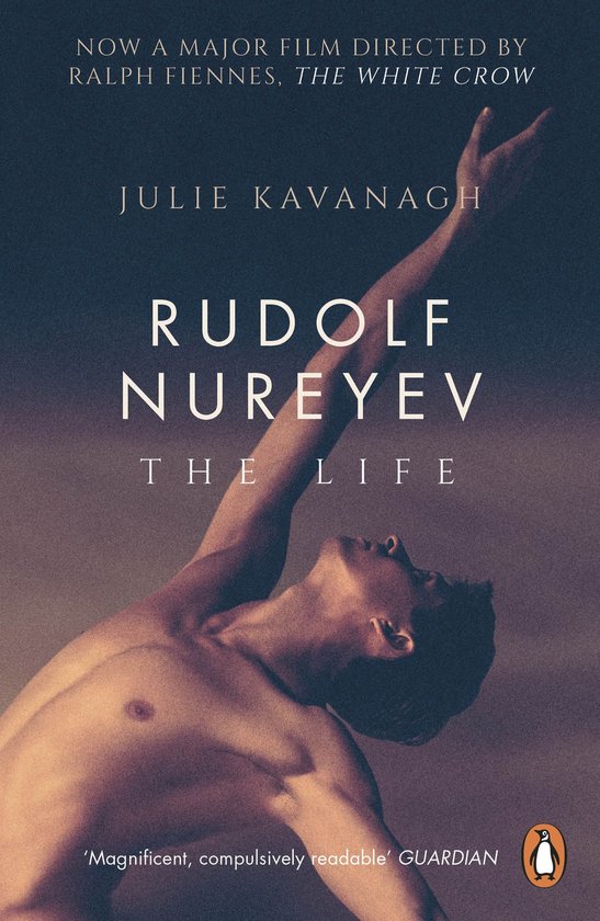 Boek 'Rudolf Nureyev The Life' van Julie Kavanagh, met een mannelijke danser in een dramatische pose. Nu verfilmd als 'The White Crow'.