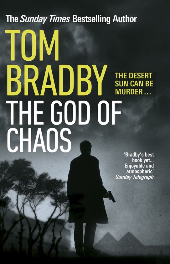 Boekcover 'The God of Chaos' van Tom Bradby. Silhouet van een man met pistool bij piramides onder een dreigende hemel.