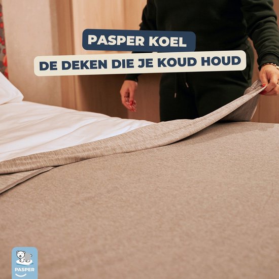 Lichtgrijs koelkleed met "PASPER KOEL" en "DE DEKEN DIE JE KOUD HOUD"
