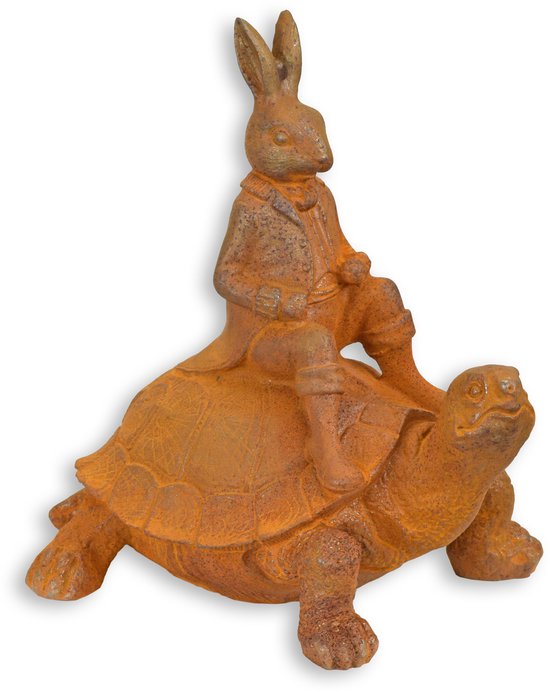 Statue en fonte rouillée d'un lapin chevauchant une tortue