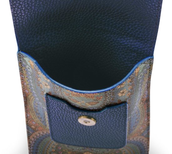 Open blauw telefoonhoesje met kleurrijk, oosters-geïnspireerd patroon aan de binnenkant en een bruin gespje.