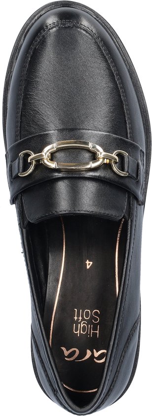 Bovenaanzicht van een zwarte lederen loafer met gouden bitdetail en 'High Soft' inlegzool.