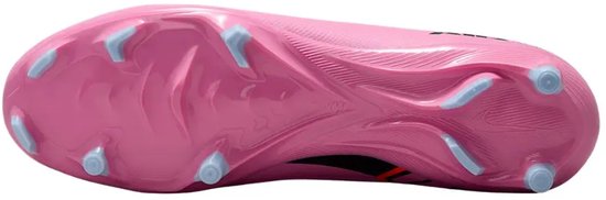 Roze voetbalschoen met lichtblauwe noppen en een geprofileerde zool.