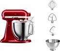 Rode KitchenAid Artisan keukenmachine met accessoires zoals ballongarde, platte klopper, deeghaak en mengkom.