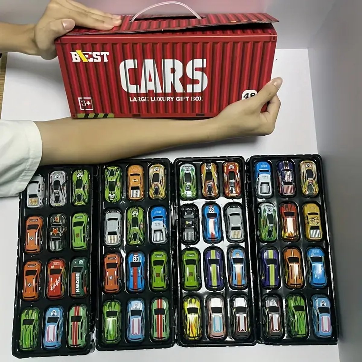 48 stuks Speelgoed auto's - Raceset in Cadeaubox – Inclusief Racebaan, Wegenkaart – Interactieve Speelset voor Kinderen – Verzamelauto’s – Cadeau voor Jongens en Meisjes - Speelgoed auto set- Speelgoed voor Kerst -Speelgoed voor Verjaardagen — afbeelding 5