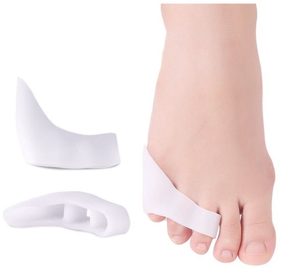 Séparateur d'orteils en silicone blanc pour le petit orteil, porté sur un pied.
