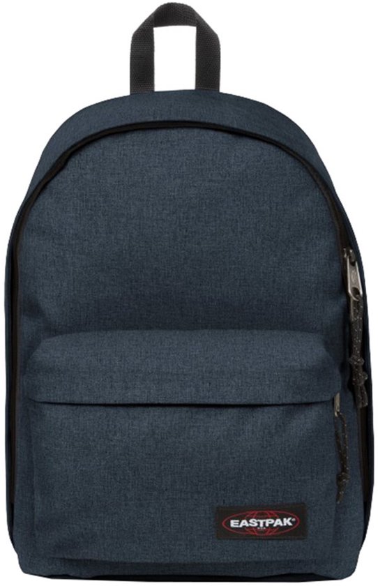Donkerblauwe Eastpak rugzak met een voorvak en Eastpak logo.