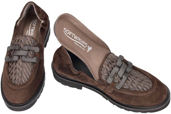 Bruine suède loafers van Softwaves met geweven voorkant en grijze gespdetails.