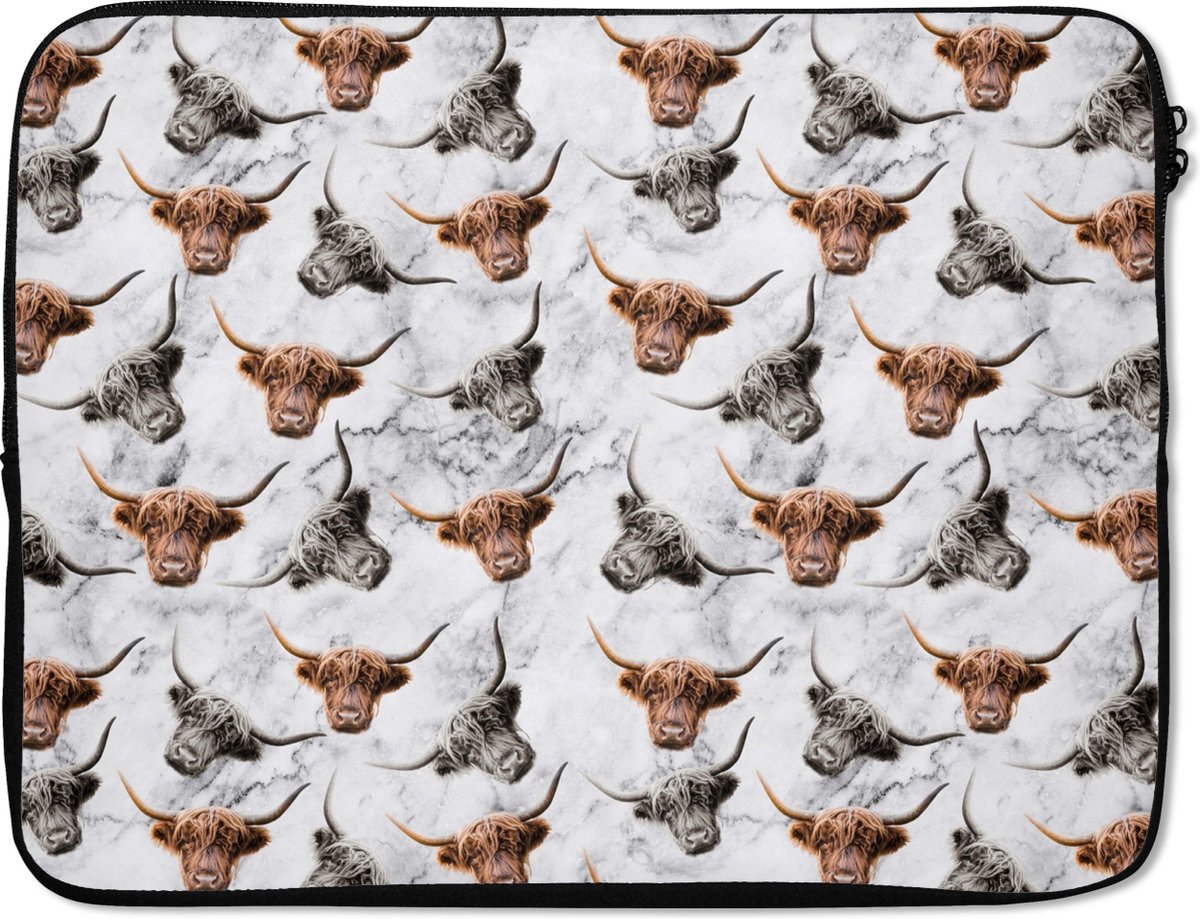 Laptophoes 17 inch - Schotse hooglander - Koe - Marmer print - Laptop sleeve - Binnenmaat 41x28 cm - Zwarte achterkant