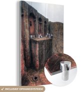 MuchoWow® Glasschilderij 80x120 cm - Schilderij acrylglas - Kerk met rustende pelgrims in Ethiopië - Foto op glas - Schilderijen