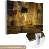 MuchoWow® Glasschilderij 180x120 cm - Schilderij acrylglas - Barman schenkt glas whisky in - Foto op glas - Schilderijen