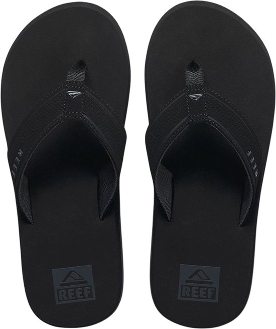 Paar zwarte Reef slippers, met banden met subtiele textuur en Reef logo.