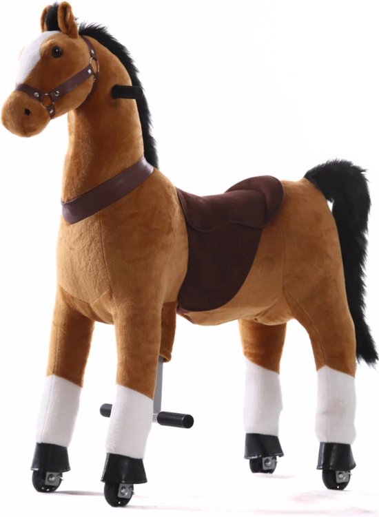 Bruin pluche speelpaard met zadel, witte sokken en zwarte hoeven.
