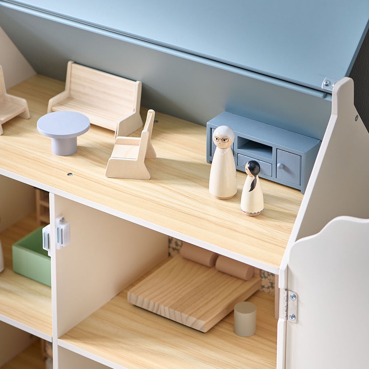Petite Amélie Houten Poppenhuis Beige & Pastelblauw - H.66 cm - Drie Verdiepingen vol Tijdloze Charme - Stralend Beige met Pastelblauw Dak — afbeelding 4