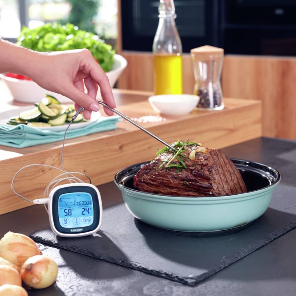 Bol.com Leifheit digitale oven en bbq thermometer - tot 380°C aanbieding