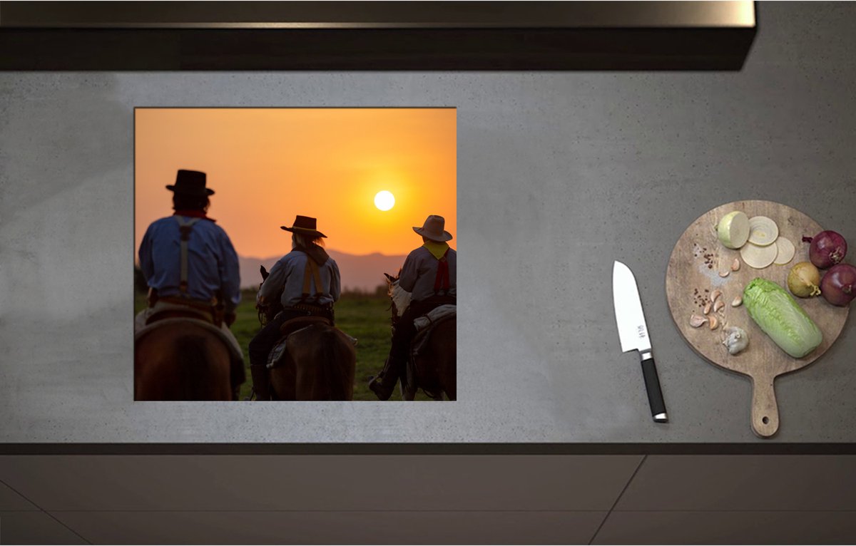 Inductieplaat Beschermer - Achteraanzicht van Drie Cowboys op Paarden tijdens Felle Zonsondergang - 57x52 cm - 2 mm Dik - Inductie Beschermer - Bescherming Inductiekookplaat - Kookplaat Beschermer van Zwart Vinyl
