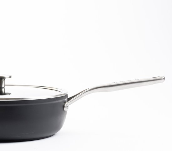 Zwarte hapjespan met metalen handgreep en KitchenAid logo, op witte achtergrond.