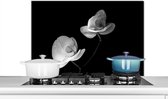 Spatscherm keuken 90x60 cm - Kookplaat achterwand Orchidee - Bloemen - Zwart - Wit - Stilleven - Muurbeschermer - Spatwand fornuis - Hoogwaardig aluminium