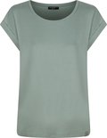 Effen groene top met opgerolde korte mouwen.