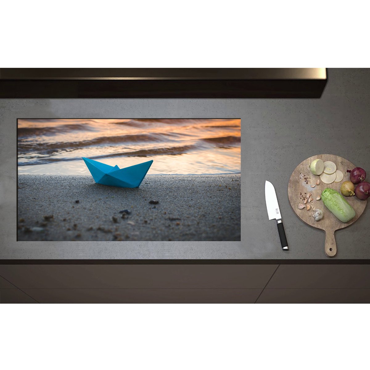 Inductieplaat Beschermer - Blauwe Papieren Origami Bootje Aangespoeld op het Strand tijdens Opkomende Zon - 90x50 cm - 2 mm Dik - Inductie Beschermer - Bescherming Inductiekookplaat - Kookplaat Beschermer van Wit Vinyl