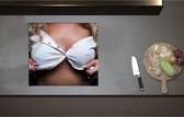 Inductieplaat Beschermer - Blonde Vrouw in Lichtroze Topje met Open Knoopjes - 57x52 cm - 2 mm Dik - Inductie Beschermer - Bescherming Inductiekookplaat - Kookplaat Beschermer van Zwart Vinyl