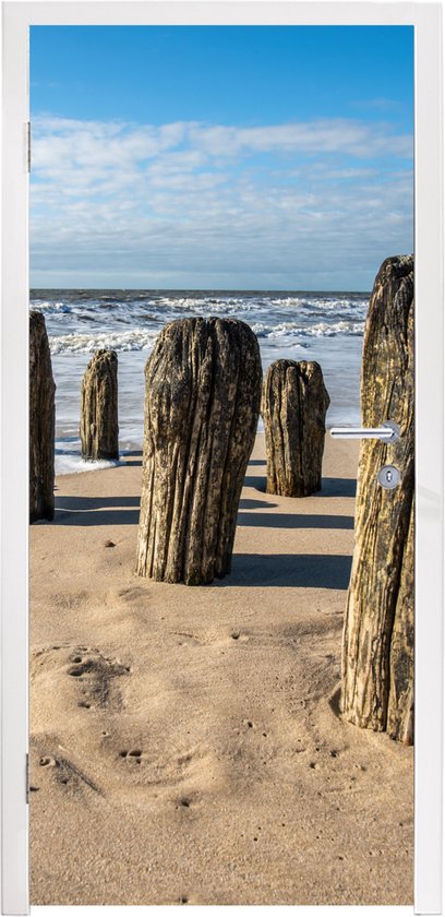 Deurposter 90x205 cm - Deursticker Zand - Strand - Paal - Water - Zomer - Meubelfolie zelfklevend - Deurfolie woonkamer - Interieurfolie fotobehang - Deur plakfolie - Deurstickers - Deurbehang sticker - Kamer decoratie