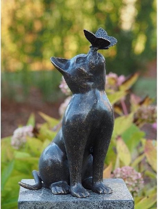 Tuinbeeld - bronzen beeld - Kat met vlinder - Bronzartes - 38 cm hoog