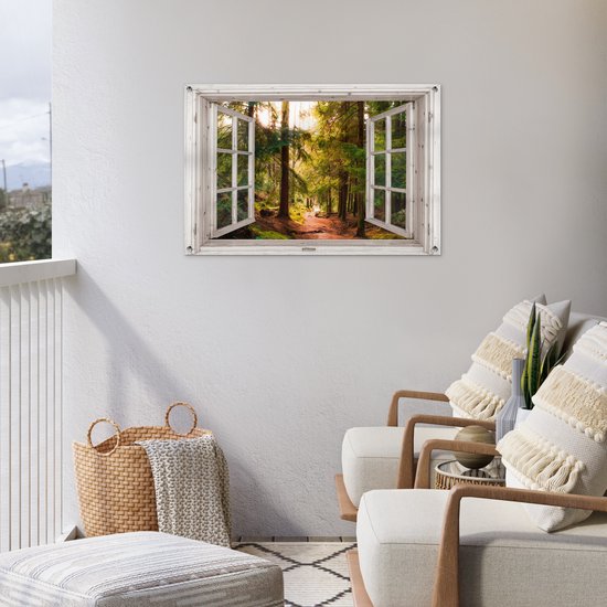 Bospad door een open raam op een balkon met fauteuils.