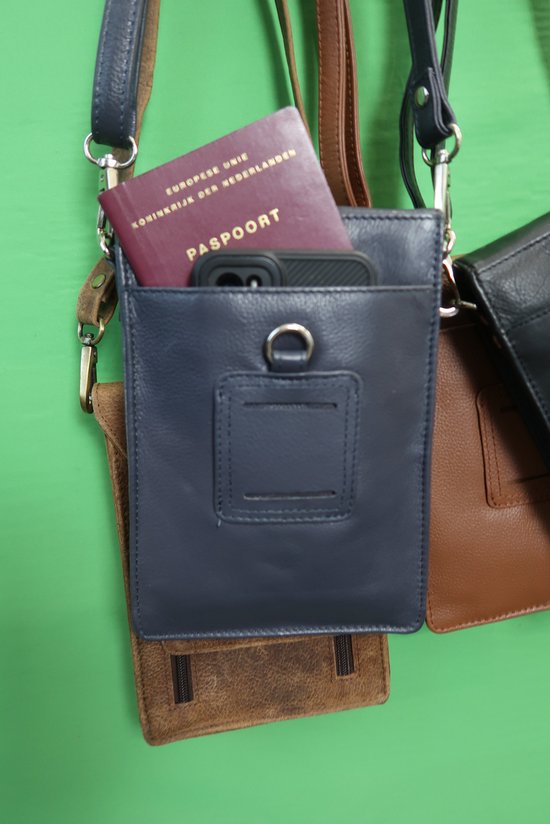 Donkerblauwe leren tas met paspoort erin, voor telefoon en pasjes.