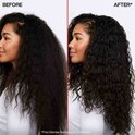 Photo avant/après d'une femme aux cheveux foncés et bouclés. À gauche, crépus ; à droite, définis. Avec "Frizz Dismiss Shampoo & Conditioner".