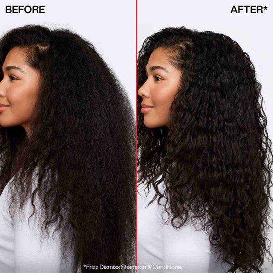 Photo avant/après d'une femme aux cheveux foncés et bouclés. À gauche, crépus ; à droite, définis. Avec "Frizz Dismiss Shampoo & Conditioner".