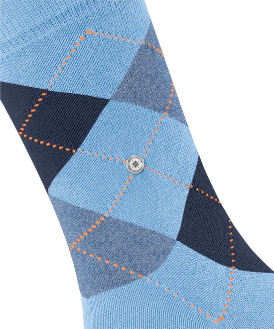 Close-up van lichtblauwe Burlington sokken met een ruitpatroon in donkerblauw, grijs en oranje stippen.