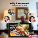 Een digitale fotolijst met een selfie van een ouder stel. Iconen van familieleden met vlaggen tonen veilig delen.
