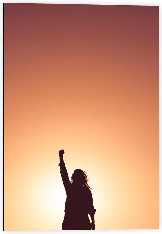 Dibond - Vrouw met Zonsondergang op de Achtergrond - 40x60cm Foto op Aluminium (Wanddecoratie van metaal)