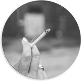 Dibond Wandcirkel - Sigaret in Hand Zwart - Wit - 80x80cm Foto op Aluminium Wandcirkel (met ophangsysteem)