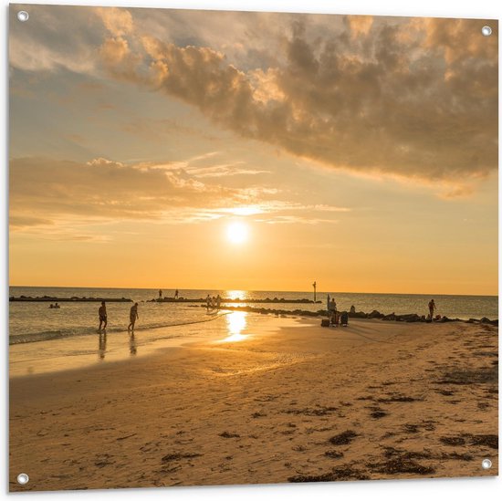 Tuinposter – Groot Strand en Zee met Mensen - 100x100cm Foto op Tuinposter  (wanddecoratie voor buiten en binnen)