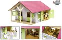 Houten speelgoedpaardenstal met roze dak, limegroene deuren. Met ruiter en paard, plus afbeeldingen van accessoires.
