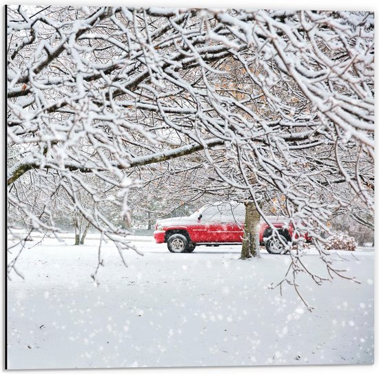 Dibond - Rode Auto in de Sneeuw - 50x50cm Foto op Aluminium (Met Ophangsysteem)