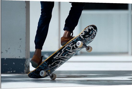 Dibond - Skateboarden met Gele Schoenen - 120x80cm Foto op Aluminium (Wanddecoratie van metaal)
