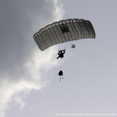 Schilderij Parachutist met bepakking - Dibond - Defensie - 100 x 100 cm