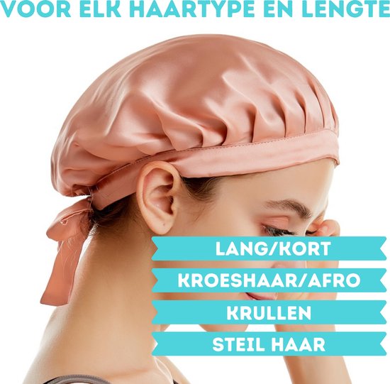 Zachtroze zijden slaapmuts op een model. Geschikt voor elk haartype en lengte: lang/kort, kroeshaar/afro, krullen, steil haar.