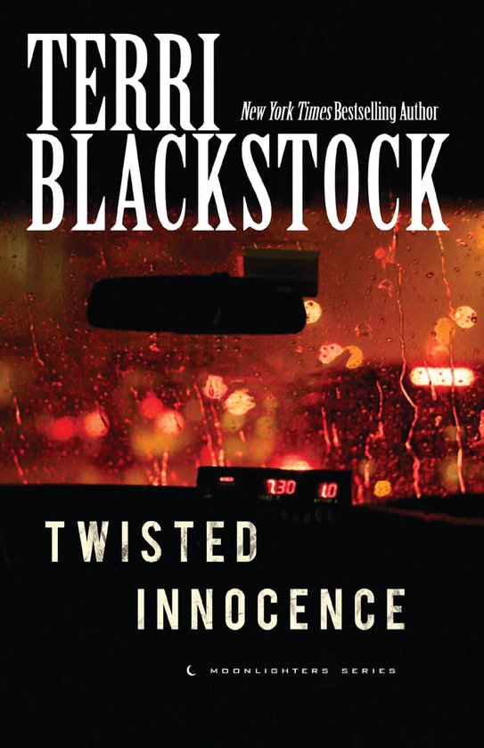Boekomslag van 'Twisted Innocence' van Terri Blackstock. Een straatverlichting, de natte voorruit van een auto en het interieur van de auto zijn zichtbaar.
