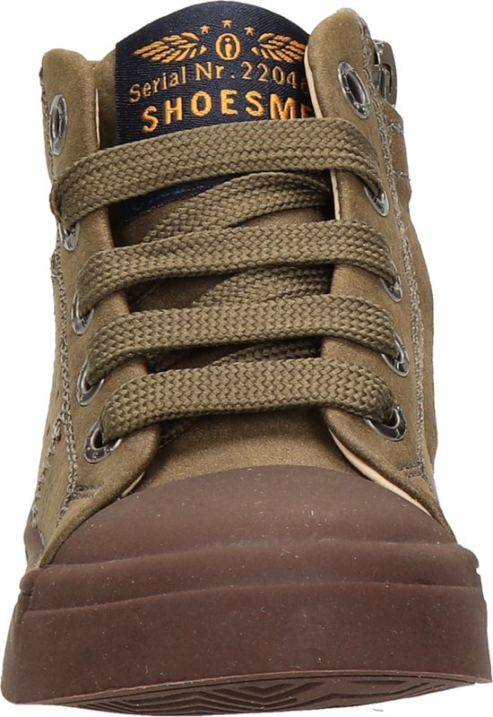 Vooraanzicht van een olijfgroene enkelboot met veters, bruine neus en tong met 'Serial Nr. 2204 Shoesme' logo.