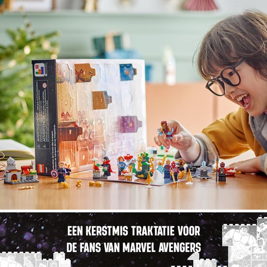 Jongen speelt met LEGO Marvel Avengers Adventskalender, figuren waaronder Spider-Man, Iron Man, Captain America.