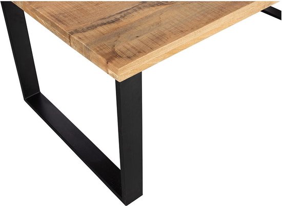 Close-up van een houten tafelblad en een hoekpoot van zwart metaal.